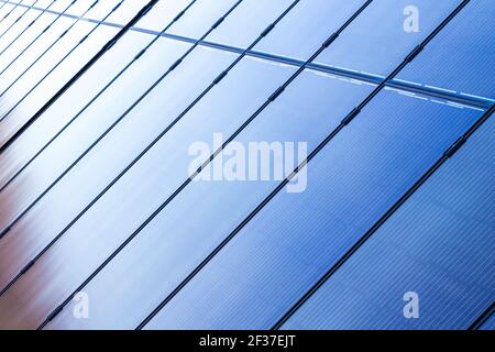 Pannelli solari installati sul tetto, primo piano Foto Stock