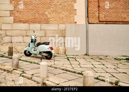 Scooter retrò sul marciapiede della vecchia strada Foto Stock