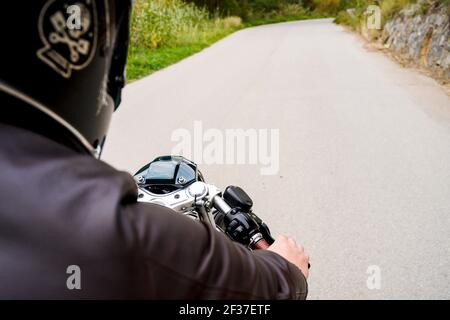 Punto di vista del motociclista che guida sul paese strada Foto Stock