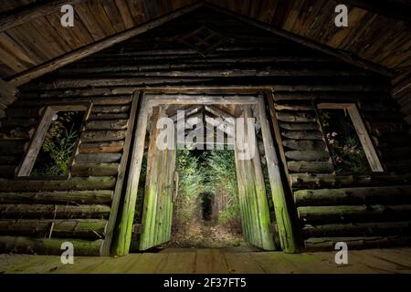 Chiesa Spooky abbandonata in scena notturna Foggy Foto Stock