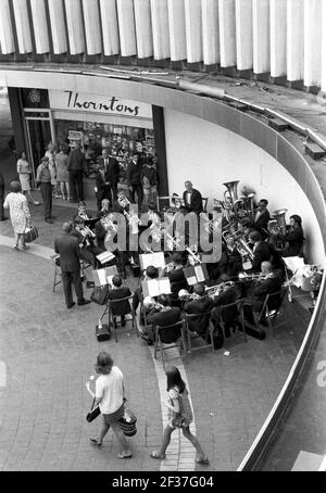 La band di ottone suonava fuori dal negozio Thorntons Chocolate in quello che era il Mander Center, Wolverhampton, Inghilterra Foto Stock