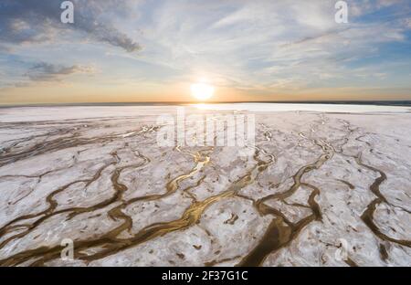 Tramonto colorato su ruscelli nel deserto di Playa Foto Stock