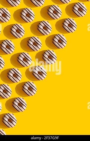 un motivo su uno sfondo giallo di ciambelle Foto Stock