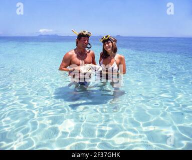 Coppia con snorkeling attrezzi in mare, Beachcomber Resort isola in isola di Beachcomber, Isole della Mamanuca, Repubblica delle Isole Figi Foto Stock