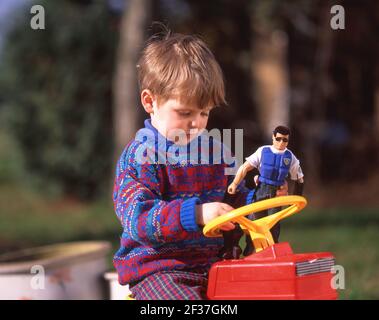 Il bambino gioca con il giocattolo di Action Man, Winkfield, Berkshire, Inghilterra, Regno Unito Foto Stock