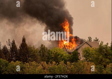 Vacaville, California, Stati Uniti. 19 agosto 2020. Una casa sale in fiamme su Pippo Lane durante il LNU Lightning Complex incendi a Vacaville. Mentre la California ha vissuto un'ondata di caldo record nel 2020, gli incendi stanno scoppiando in tutto lo stato. Il complesso LNU Lightning era composto da numerosi incendi fulminati, che alla fine scottavano 192,000 ettari. Credit: Paul Kitagaki Jr./Sacramento Bee/ZUMA Wire/Alamy Live News Foto Stock