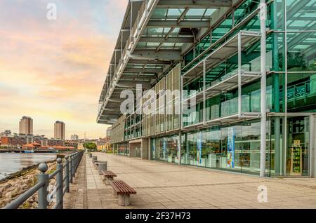 Il National Glass Center di Sunderland al tramonto, Inghilterra, Regno Unito Foto Stock