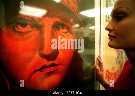 Vintage Film Poster Action Christies South Kensington March 2001Rachel Dewhurst Di Christies guardando il poster svedese pubblicità tutto tranquillo su Il fronte occidentale Foto Stock