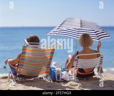 Coppia matura sulla spiaggia, Platja de Cala Blanca, Cala Blanca, Minorca, Isole Baleari, Spagna Foto Stock