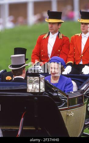 Sua Maestà la Regina Elisabetta II che corre in carrozza reale al Royal Ascot Meeting, Ascot Racecourse, Ascot, Berkshire, Inghilterra, Regno Unito Foto Stock