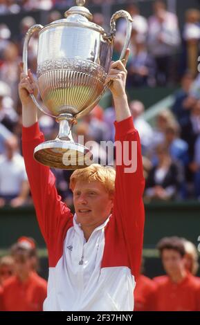 Il tennista tedesco Boris Becker che detiene il trofeo Wimbledon Champioships (1987), Wimbledon, Borough of Merton, Greater London, England, Regno Unito Foto Stock