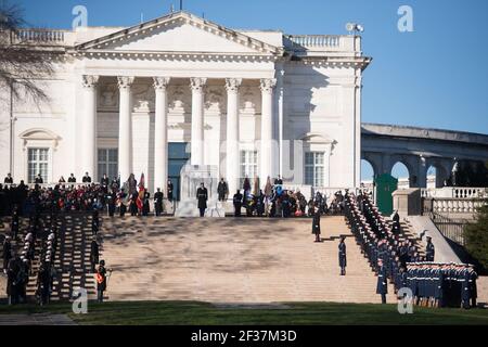 Il primo Ministro dell'Australia depone una corona alla Tomba del Milite Ignoto nel Cimitero Nazionale di Arlington (24437539166). Foto Stock