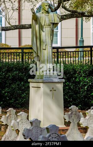 Una statua di Sant'Ignazio di Loyola si trova in un piccolo cimitero parrocchiale a Spring Hill College, 14 marzo 2021, a Mobile, Alabama. Foto Stock