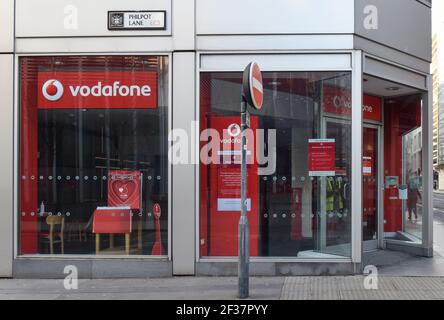 Una delle filiali Vodafone vista nel centro di Londra, Philpot Lane. Foto Stock