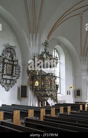 Svezia, Schweden; Città della Chiesa di Gambelstad; Kirchendorf; Chiesa di Nederluleå - interno; pulpito in legno riccamente decorato. Reich verzierte Holzkanzel. Foto Stock