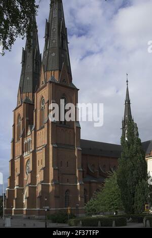 Svezia, Schweden; Cattedrale di Uppsala - esterno, vista generale; Dom zu Uppsala - Aussenansicht, Gesamtansicht; Wysokie smukłe wieże w stylu gotyckim Foto Stock