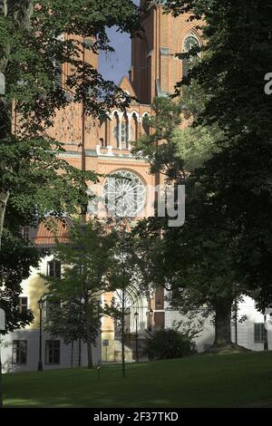 Svezia, Schweden; Cattedrale di Uppsala - esterno; Dom zu Uppsala Aussenansicht; facciata visibile attraverso gli alberi. Fassade hinter den Bäumen sichtbar Foto Stock