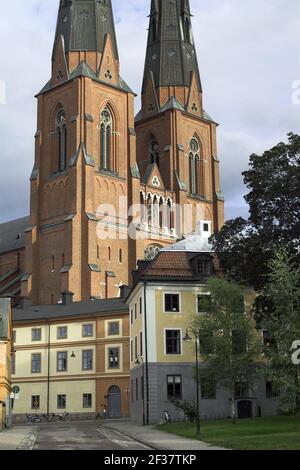 Svezia, Schweden; Cattedrale di Uppsala - esterno, vista generale; Dom zu Uppsala - Aussenansicht, Gesamtansicht; Wysokie smukłe wieże w stylu gotyckim Foto Stock