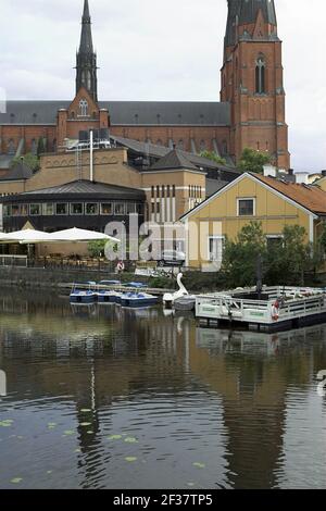 Svezia, Schweden; Cattedrale di Uppsala - esterno; Dom zu Uppsala - Aussenansicht; giardini di ristoranti vuoti vicino al fiume Fyris. Leere Restaurantgärten. Foto Stock