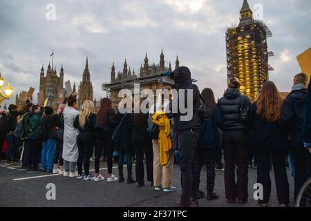 I dimostranti bloccano Westminster Bridge alla protesta di queste strade. Le folle si sono riunite a Londra per protestare contro la pesante risposta della polizia alla veglia di Sarah Everard, nonché contro la nuova polizia, il crimine, la condanna e i tribunali di Bill, che avrebbe dato alla polizia nuovi poteri per affrontare le proteste. Londra, Regno Unito 15 marzo 2021. Foto Stock