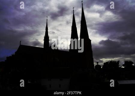 Svezia, Schweden; Cattedrale di Uppsala - esterno; Dom zu Uppsala - Aussenansicht; contorno scuro contro il cielo. Dunkle Umrisse gegen den Himmel. Katedra Foto Stock