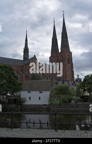 Svezia, Schweden; Cattedrale di Uppsala - esterno, vista generale; Dom zu Uppsala - Aussenansicht, Gesamtansicht; Wysokie smukłe wieże w stylu gotyckim Foto Stock