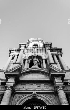 Una foto monocromo a basso angolo della chiesa di San Bartolomeo in stile barocco a Scicli, Italia Foto Stock