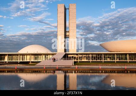 BRASILIA, BRASILE - 3 giugno 2015: Congresso Nazionale Brasiliano riflesso sull'acqua dal tramonto. L'edificio è stato progettato da Oscar Niemeyer. Foto Stock