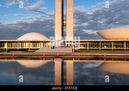 BRASILIA, BRASILE - 3 giugno 2015: Congresso Nazionale Brasiliano riflesso sull'acqua dal tramonto. L'edificio è stato progettato da Oscar Niemeyer. Foto Stock