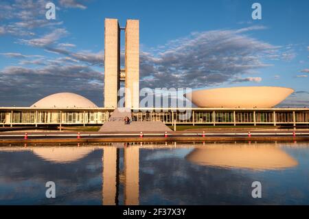 BRASILIA, BRASILE - 3 giugno 2015: Congresso Nazionale Brasiliano riflesso sull'acqua dal tramonto. L'edificio è stato progettato da Oscar Niemeyer. Foto Stock