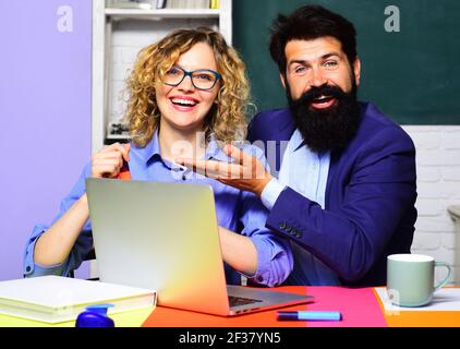 Sorridenti insegnanti al lavoro. Giornata mondiale degli insegnanti. Lavoro scolastico. Concetto di scuola superiore. Studente al college. Foto Stock