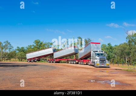 Treno stradale con tre rimorchi nell'Outback australiano, Queensland, QLD, Australia Foto Stock