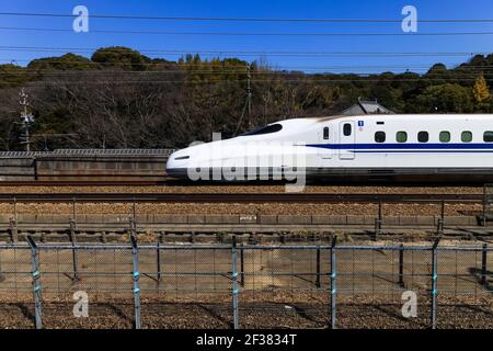 Nagoya, GIAPPONE - 11 marzo 2017 : un treno superveloce Shinkansen in Giappone., Motion Blur di un moderno treno ad alta velocità Shinkansen a Nagoya, Giappone. Foto Stock