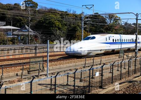 Nagoya, GIAPPONE - 11 marzo 2017 : un treno superveloce Shinkansen in Giappone., Motion Blur di un moderno treno ad alta velocità Shinkansen a Nagoya, Giappone. Foto Stock