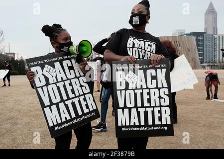 Atlanta, Georgia, Stati Uniti. 15 marzo 2021. I dimostranti di Atlanta tengono un rally al di fuori del museo World of Coca-Cola protestando le donazioni della società Coca-Cola a diversi politici che sono a sostegno di diversi voti che sono un tentativo di soppressione degli elettori, secondo i sostenitori dei diritti di voto. Credit: John Arthur Brown/ZUMA Wire/Alamy Live News Foto Stock