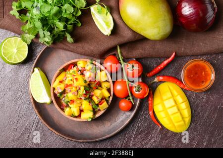 Composizione con salsa di mango fresco su sfondo scuro Foto Stock