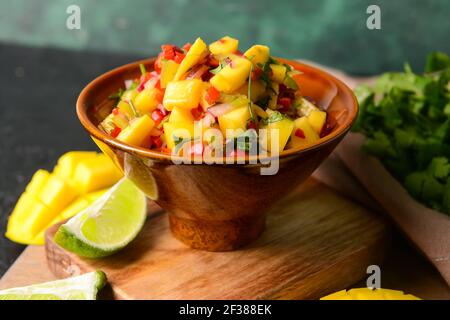 Ciotola con salsa di mango fresco sul tavolo, guardaroba Foto Stock