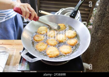 Tod man kung o frittelle di gamberi in padella calda, cucina tailandese Foto Stock