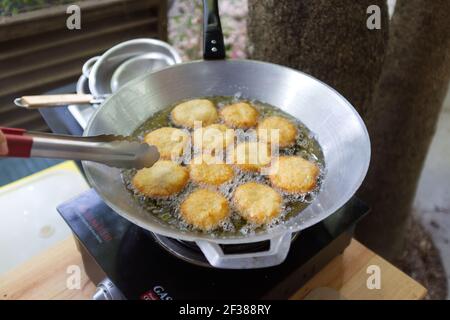 Tod man kung o frittelle di gamberi in padella calda, cucina tailandese Foto Stock