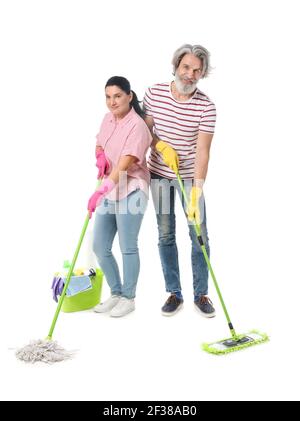 Coppia matura con forniture per la pulizia e mop su sfondo bianco Foto Stock