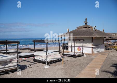 Costa Adeje, Tenerife, Spagna, 24 febbraio 2021: Bar sulla spiaggia chiuso con nastri di avvertimento a causa di restrizioni per la pandemia del coronavirus Foto Stock