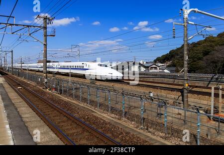 Nagoya, GIAPPONE - 11 marzo 2017 : un treno superveloce Shinkansen in Giappone., Motion Blur di un moderno treno ad alta velocità Shinkansen a Nagoya, Giappone. Foto Stock