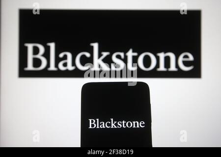 Ucraina. 15 marzo 2021. In questa illustrazione, il logo Blackstone Group Inc. Di una società di gestione degli investimenti statunitense viene visualizzato su uno smartphone e uno schermo del pc. Credit: SOPA Images Limited/Alamy Live News Foto Stock