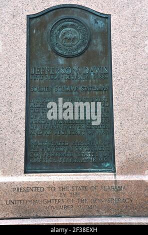 Montgomery, Alabama, Stati Uniti. 15 marzo 2021. Una statua di Jefferson Davis, il presidente degli stati confederati d'America, è vista al Campidoglio di Stato dell'Alabama a Montgomery, lunedì 15 2021 marzo. La targa di donazione del 1940 delle Figlie unite della Confederazione lo dichiara "uomo di stato di Scolar. (Immagine di credito: © Mark HertzbergZUMA Wire) Foto Stock