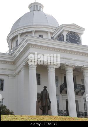 Montgomery, Alabama, Stati Uniti. 15 marzo 2021. Una statua di JEFFERSON DAVIS, il presidente degli stati confederati d'America, è vista al Campidoglio di Stato dell'Alabama a Montgomery, lunedì 15 2021 marzo. La targa di donazione del 1940 delle Figlie unite della Confederazione lo dichiara "uomo di stato di Scolar. (Immagine di credito: © Mark HertzbergZUMA Wire) Foto Stock