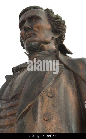 Montgomery, Alabama, Stati Uniti. 15 marzo 2021. Una statua di JEFFERSON DAVIS, il presidente degli stati confederati d'America, è vista al Campidoglio di Stato dell'Alabama a Montgomery, lunedì 15 2021 marzo. La targa di donazione del 1940 delle Figlie unite della Confederazione lo dichiara "uomo di stato di Scolar. (Immagine di credito: © Mark HertzbergZUMA Wire) Foto Stock