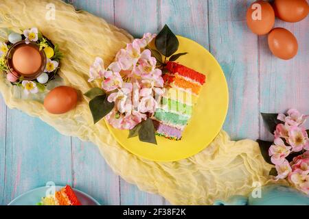 Cibo simbolo di uova di Pasqua e torta di festa colorata. Foto Stock
