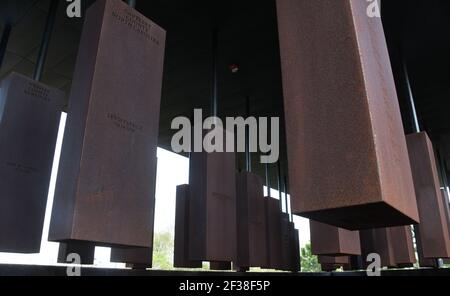 Montgomery, Alabama, Stati Uniti. 14 Marzo 2021. 800 colonne d'acciaio onorano più di 4,000 vittime di lincioni razziali al National Memorial for Peace and Justice di Montgomery, Alabama. Il parco commemorativo di sei acri è esposto domenica 14 marzo 2021. È gestito dall'iniziativa EQUAL Justice. C'è una colonna per ogni contea in cui sono noti i lincchi, con i nomi delle vittime incisi. I molti casi la parola 'Sconosciuto' è con la data di un lynching. Le colonne sono presentate sia come memoriali appesi sia come disposte nel parco. (Immagine di credito: © Mark HertzbergZUMA Wire) Foto Stock