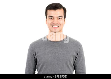 Ritratto di felice uomo sorridente che indossa una t-shirt casual, isolato su sfondo bianco Foto Stock