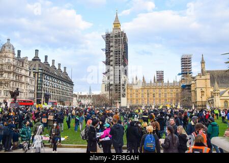 Londra, Regno Unito. 15 marzo 2021. I manifestanti si riuniscono in Piazza del Parlamento durante la dimostrazione. Folle di persone si sono riunite a Londra per protestare contro la pesante risposta della polizia alla veglia di Sarah Everard, così come contro la nuova polizia, il crimine, la condanna e i tribunali Bill del governo, che avrebbe dato alla polizia nuovi poteri per affrontare le proteste. (Foto di Vuk Valcic/SOPA Images/Sipa USA) Credit: Sipa USA/Alamy Live News Foto Stock